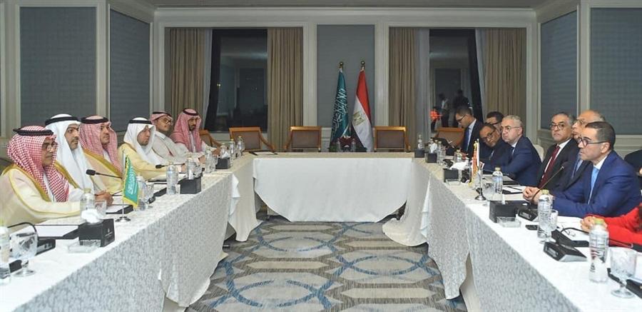 وزير الاستثمار يبحث مع وفد سعودي تعزيز التعاون الاقتصادي والتجاري